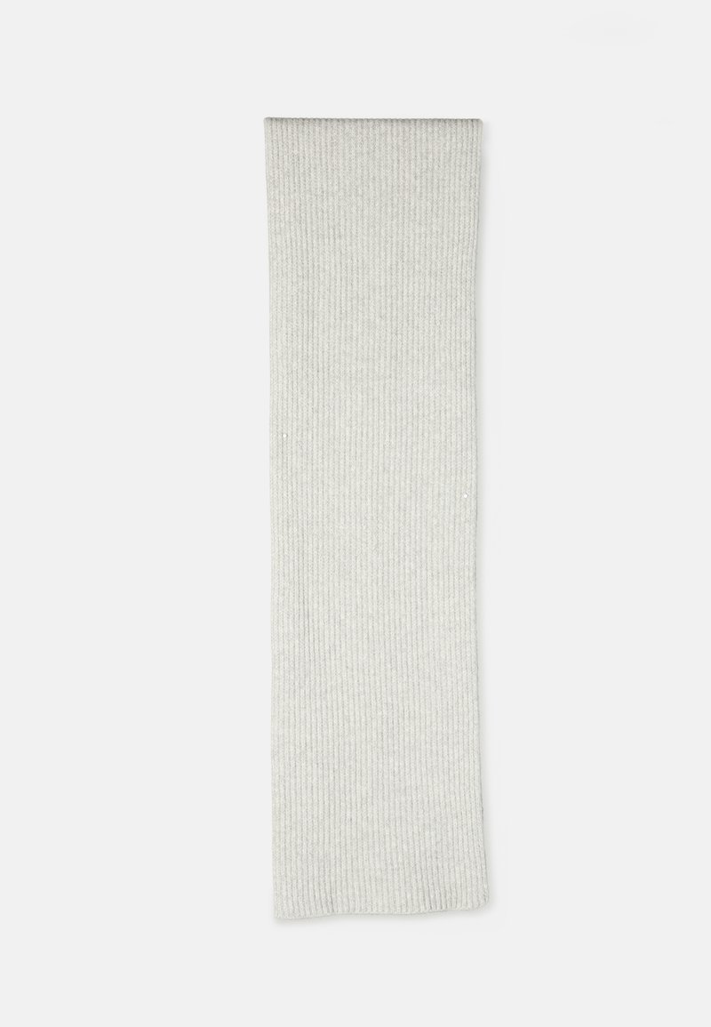 Ljust grått ribbat halsduk med mjuk textur och rektangulär form, med subtila variationer i stickmönstret.