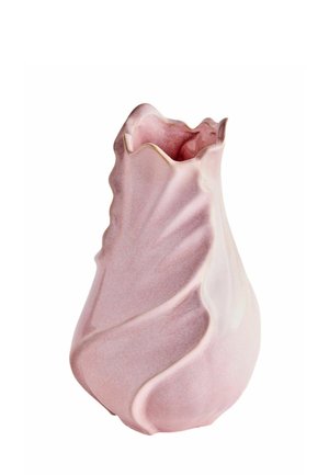 Lyserød keramisk vase med mat finish formet som en musling med bølgede, ujævne kanter og et spiraldesign.
