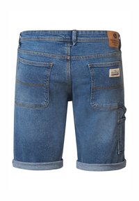 Lichtblauwe denim shorts met een versleten look; heeft opgekrulde manchetten, meerdere zakken en een leren label op de tailleband.