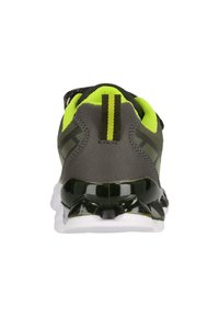 Chaussure de sport grise avec des accents vert fluo. Dispose d'un dessus en maille texturée, d'un col rembourré et d'une semelle en caoutchouc noir à motifs.