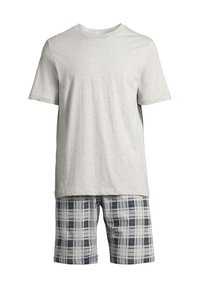 T-shirt en coton gris clair associé à un short à carreaux dans des tons de marine et de gris clair. Le short présente une taille élastique et un design décontracté.