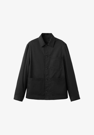 Zwarte blousejas met lange mouwen, knopen, drie voorzakken en een klassieke kraag, plat uitgestald op een witte achtergrond.