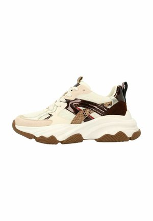 Stevige sneakers met een crèmekleurig mesh bovenwerk, bruine leren accenten en textuurpatronen aan de zijkanten. Dikke witte zool met een gesculptieerd ontwerp.