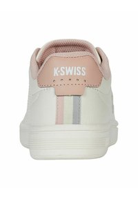 K-Swiss tenisky s bílým koženým svrškem a růžovou síťovinou na límci. Obsahují světlou růžovou patku a vícebarevný pruh na zadní straně.
