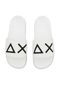 Infradito bianchi con una texture liscia, caratterizzati da tre simboli geometrici neri sulla fascia. Le suole sono piatte e dal design minimalista.