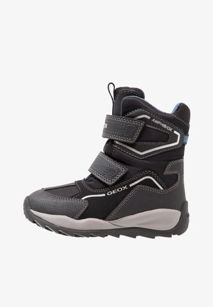 Botte d’hiver montante noire et grise avec deux bandes Velcro réglables, semelle texturée et marquages « GEOX » et « AMPHIBIOX » sur le côté.