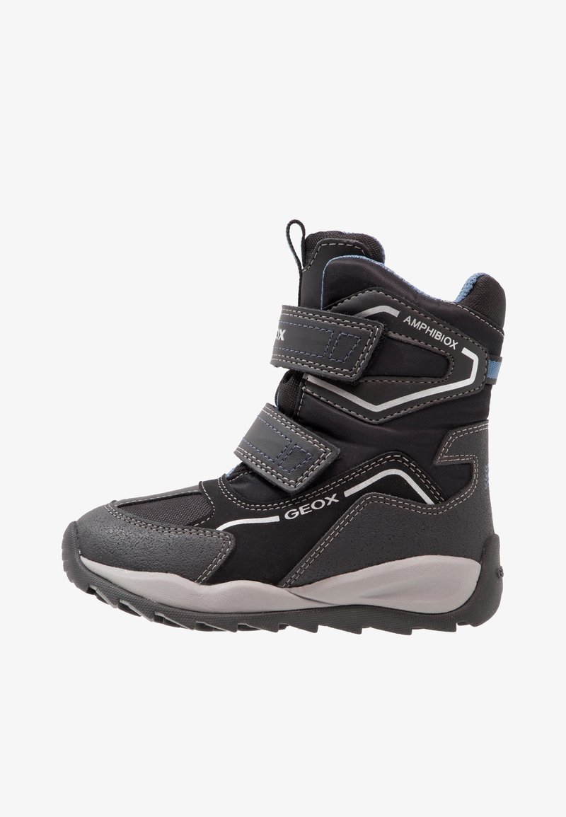 Botte d’hiver montante noire et grise avec deux bandes Velcro réglables, semelle texturée et marquages « GEOX » et « AMPHIBIOX » sur le côté.