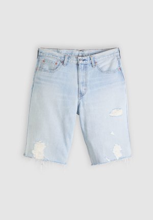 Short en denim bleu clair avec déchirures usées sur le devant des cuisses, style cinq poches, fermeture par bouton et zip, ourlet effiloché.