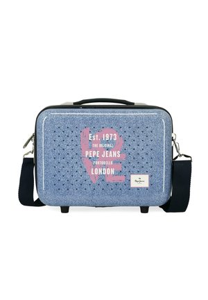 Maleta rígida azul texturizada de Pepe Jeans con correa negra para el hombro, texto rosa "LOVE" y detalles de la marca en blanco en la parte frontal.
