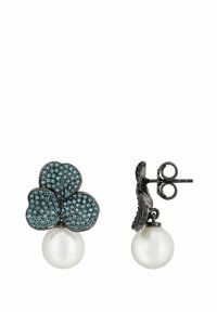 Los pendientes de metal negro presentan un diseño de tres pétalos con piedras preciosas de turquesa y una gran perla blanca colgando debajo.