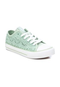 Zapatillas en verde menta con parte superior de ganchillo, puntera y suela de goma blanca, y cordones planos blancos. Presentan franjas de acento en verde claro.