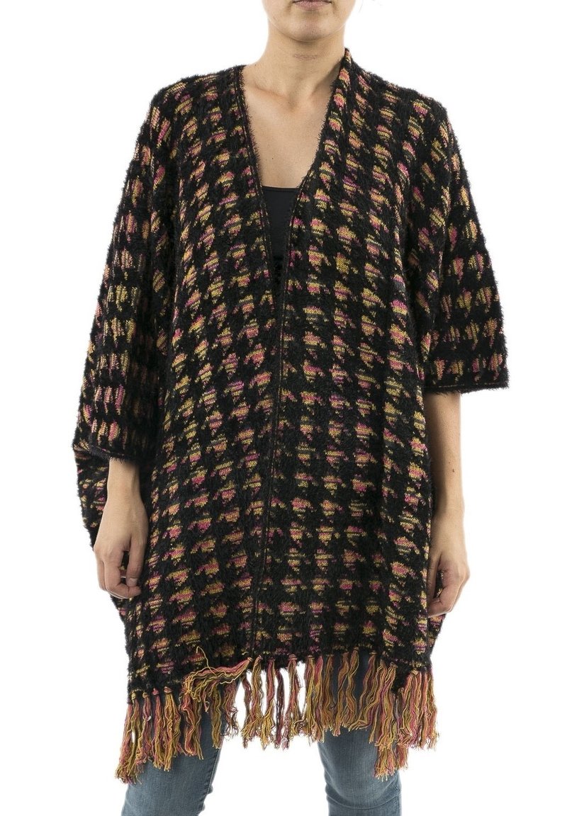 Černý a vícolorý pončo s vzorem, V-výstřihem, otevřeným předním dílem a třásněmi na spodním lemu. Vyrobeno z texturované látky s volnými rukávy.