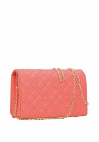 Clutch in ecopelle trapuntata color corallo con tracolla in catena dorata, forma rettangolare, caratterizzata da cuciture a motivo diamante e una finitura liscia.