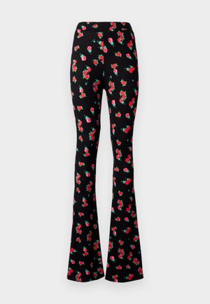 Zwarte flared broek met een bloemenpatroon van rode rozen en groene bladeren, gemaakt van rekbaar materiaal, met een hoogtaille ontwerp.
