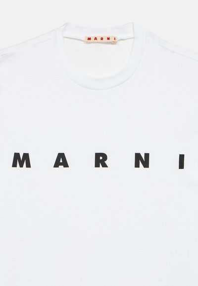 T-shirt branco de algodão com decote redondo e letras pretas em bloco que soletram "MARNI" em destaque no peito.