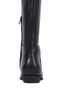 Stivale in pelle nera al ginocchio con design elegante, dotato di zip laterale, punta tonda e tacco basso impilato per una maggiore stabilità.