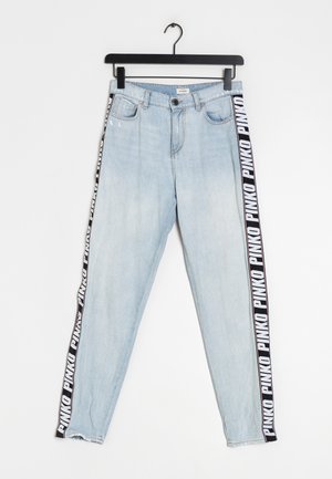 Lichtblauwe denim jeans met zwart-witte "PINKO" merkzijdenstrepen, voorzakken, riemlussen, knoopsluiting, hangend aan een zwarte hanger.