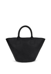 Bolso tote de cuero negro con una forma amplia y cónica. Presenta un sutil patrón de logo en relieve, dobles asas superiores y una construcción robusta.