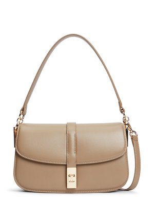 Beige Lederschultertasche mit geschwungener Klappe, rechteckiger goldener Schnalle und abnehmbarem Riemen auf weißem Hintergrund.