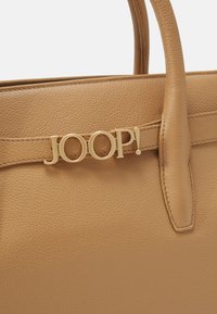 Borsa a tracolla in pelle tan con logo "JOOP!" in tonalità oro, design strutturato, texture liscia e doppio manico per una facile portabilità.