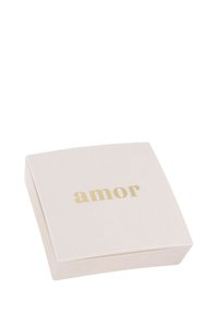 Kvadratisk, ljusrosa låda med slät textur och vit kant, med ordet "amor" i gyllene bokstäver på toppen.