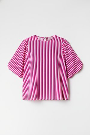 Rosa-weiß gestreifte Bluse mit kurzen Ärmeln, einem runden Ausschnitt und gepufften Ärmeln, mit einem Schlüssellochverschluss hinten.