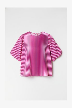 Bluza cu mâneci scurte roz și alb cu dungi, cu decolteu rotund și mâneci bufante, având o deschidere tip ochi de cheie în partea din spate.