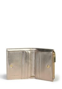 Billetera metálica dorada con un acabado texturizado, múltiples espacios para tarjetas, un compartimento con cremallera y un detalle de cierre a presión.