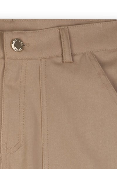 Pantaloni beige con una texture liscia, caratterizzati da un bottone dorato visibile e pieghe frontali. La cintura presenta passanti per la cintura per una maggiore funzionalità.