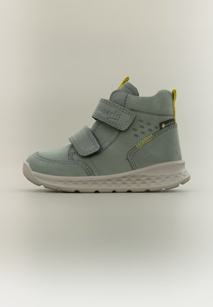 Helesinine laste toss kahe takjapaelaga, valge tallaga, kollaste detailidega ja Gore-Tex kaubamärgiga küljel.
