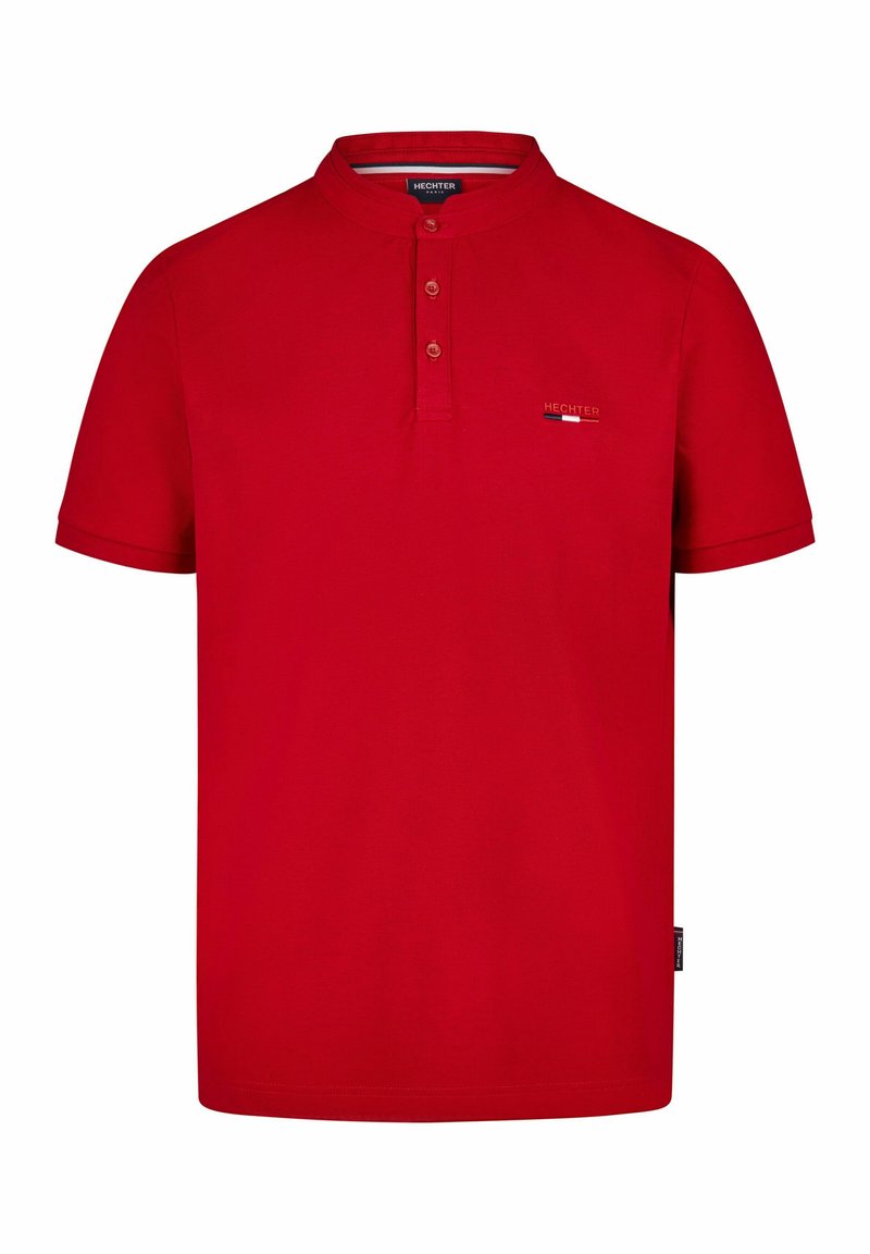 Rode polo shirt van katoen, met een mandarin collar, een placket met drie knopen en een klein logo op de linkerborst.