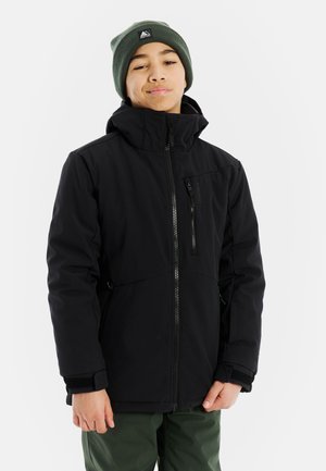 Schwarze isolierte Jacke mit hohem Kragen und Kapuze, ausgestattet mit einem vorderen Reißverschluss, Seitentaschen und einem Patch-Logo auf der linken Brust.