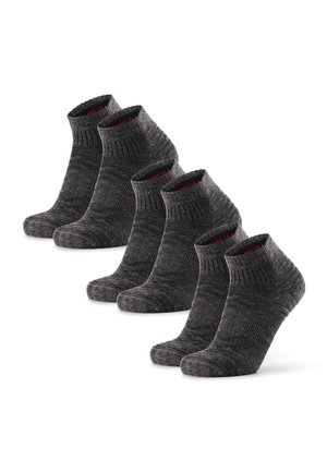 Fünf Paare von Knöchelsocken aus einem dunkelgrauen Strickmaterial, mit gerippten Bündchen und kontrastierenden Akzenten auf der Innenseite.