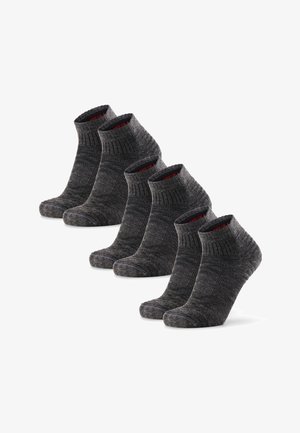 Cinque paia di calzini alla caviglia in un materiale a maglia grigio scuro, con polsini a coste e accenti a contrasto sulla fodera interna.