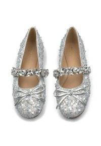 Bailarinas plateadas con upper de lentejuelas, punta redonda, un lazo decorativo y una correa de tobillo adornada con cristales. Forro interior suave.