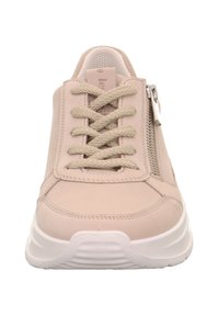 Hellbeige Sneaker mit strukturiertem Obermaterial, runder Zehenpartie und beigen Schnürsenkeln. Verfügt über einen seitlichen Reißverschluss und eine kontrastierende weiße Sohle mit Grip.