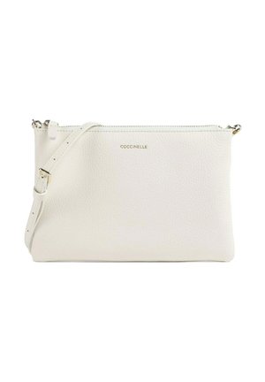 Borsa a tracolla in pelle bianca con texture, dotata di tracolla regolabile e cerniera color oro, con piccolo logo COCCINELLE sul davanti.