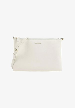 Sac bandoulière en cuir blanc texturé avec sangle réglable et fermeture éclair dorée, doté d'un petit logo COCCINELLE sur le devant.