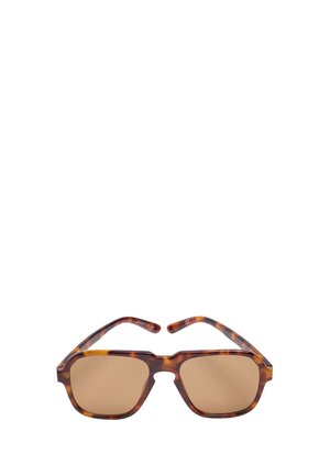 Okulary przeciwsłoneczne z oprawą w kolorze żółwia, posiadające brązowe, prostokątne szkła z przyciemnieniem oraz mostek w kształcie dziurki od klucza na białym tle.