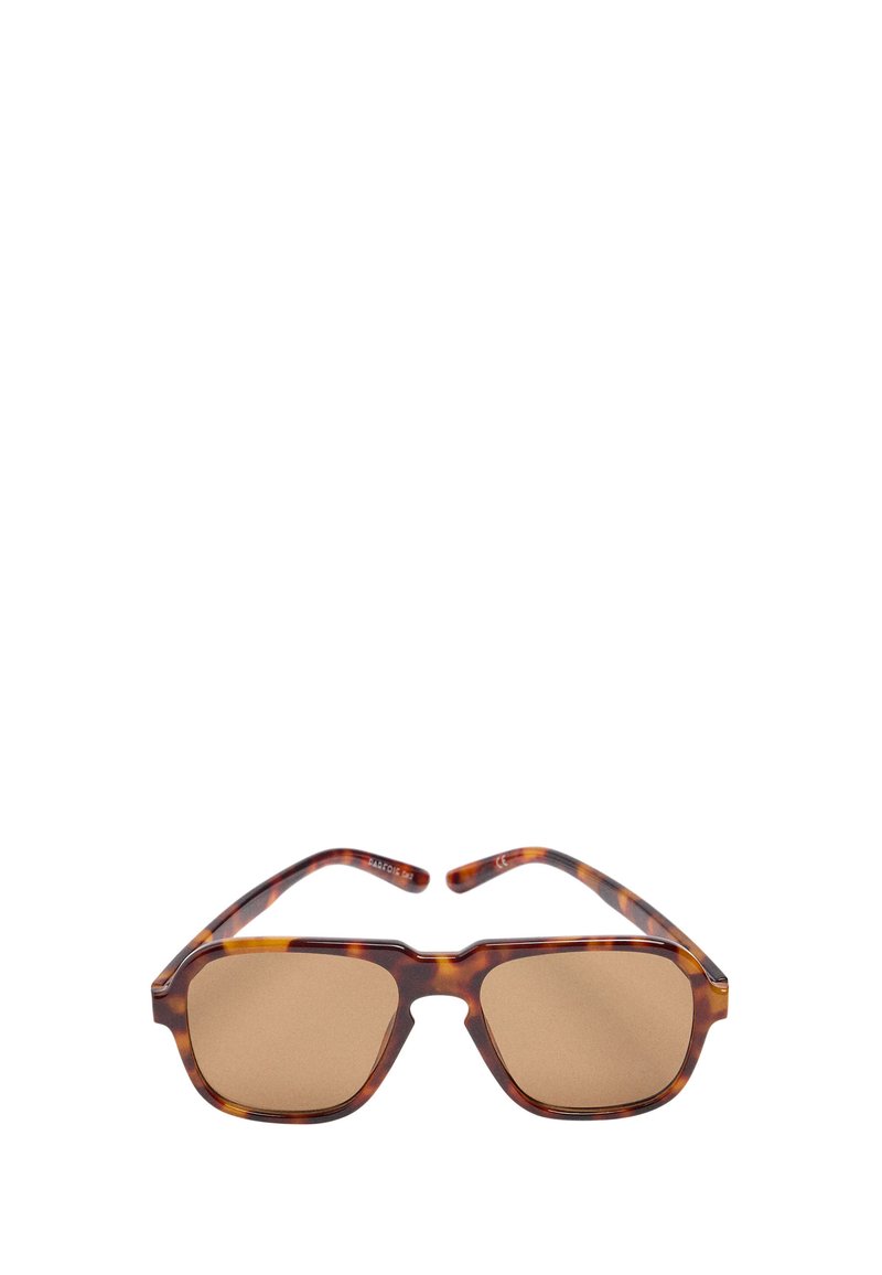 Okulary przeciwsłoneczne z oprawą w kolorze żółwia, posiadające brązowe, prostokątne szkła z przyciemnieniem oraz mostek w kształcie dziurki od klucza na białym tle.