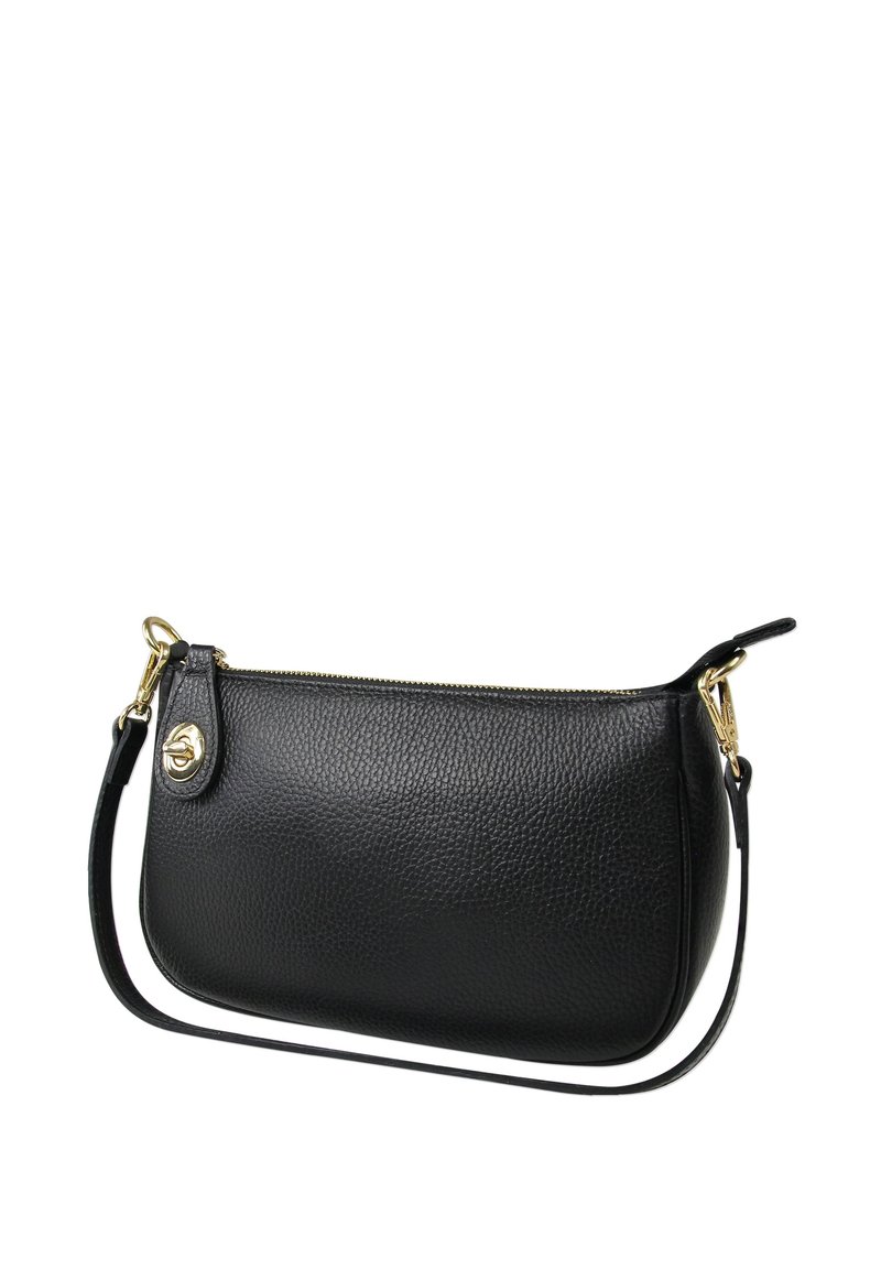 Zwart leren clutch met een gekorrelde textuur, gouden hardware, een ritssluiting en een afneembare schouderband. Compact en minimalistisch ontwerp.