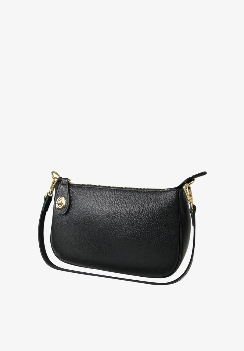 Zwart leren clutch met een gekorrelde textuur, gouden hardware, een ritssluiting en een afneembare schouderband. Compact en minimalistisch ontwerp.