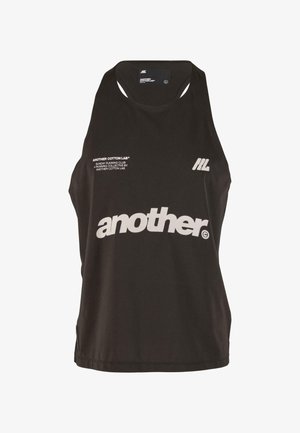Czarny bezrękawnik wykonany z bawełny, z białym napisem "another" oraz detalami marki. Projekt obejmuje wysoki dekolt i luźny krój.