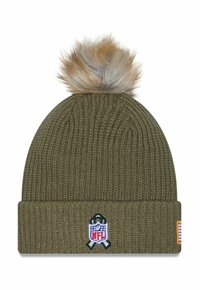 Olivgrüner Strickbeanie mit einem flauschigen Pompon, ausgestattet mit einem NFL-Logopatch auf der Vorderseite und einem Akzent der amerikanischen Flagge an der Seite.