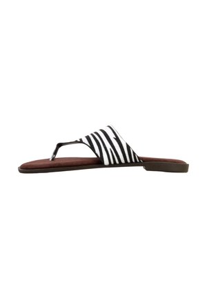 Flad sandal med brun sål og bred sort-hvid zebra-stribet rem, udstyret med en tåsøm i v-form.