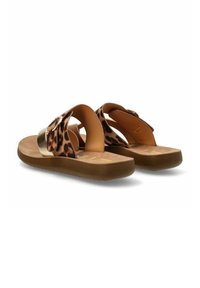 Sandalias deslizantes de estampado de leopardo con herrajes en tono dorado, suela marrón flexible y plantilla suave, con tiras cruzadas para un ajuste seguro.