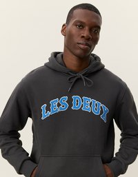 Dunkelgrauer Hoodie aus Baumwolle mit einem blauen gestickten "LES DEUX" Logo auf der Vorderseite, mit einer Kapuze mit Bindebändern und einer Kängurutasche.