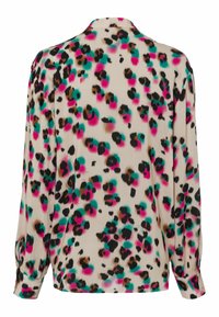 Blouse à manches longues avec une base beige et un imprimé léopard audacieux en bleu canard, rose, noir et marron ; vue arrière montrée.