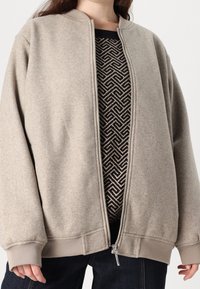 ONLY Carmakoma Bomberjacka - taupe