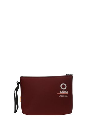 Portaoggetti rettangolare di colore rosso scuro con zip, cinturino nero da polso, logo bianco "SUNS" e testo "WE_AR 360° MOVING LIGHT" sul davanti.